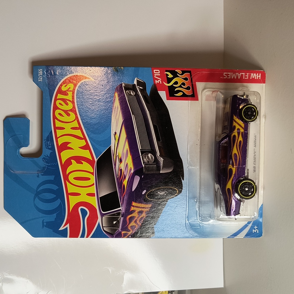 1D8 Hot Wheels  68 Chevy Nova plus shipping protector chev